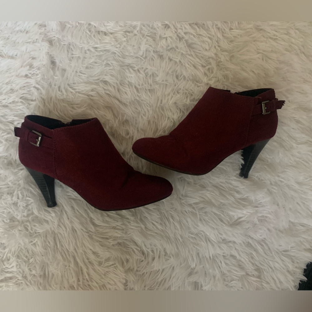 COMFORT PLUS BY PREDICTIONSPAYLESS SUEDE HEELED BOOTIES 6.5!!